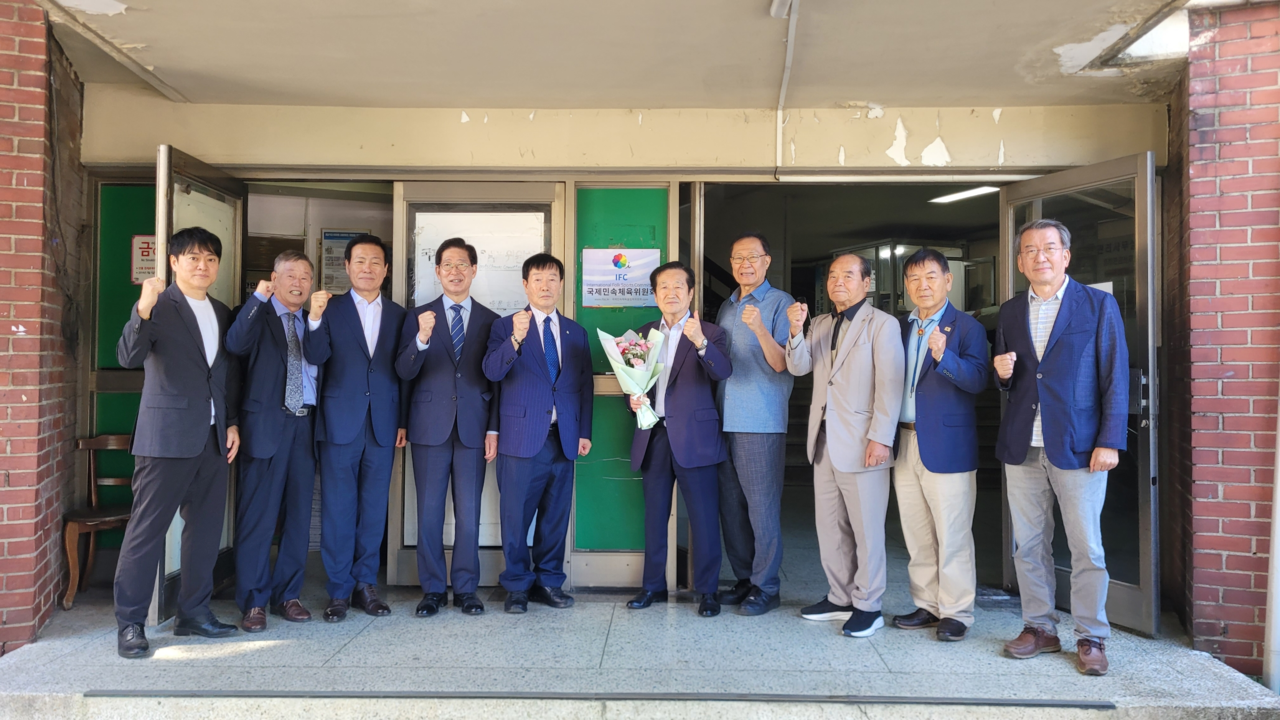 The International Folk Sports Committee appointed former National Assembly member Kim Jae-hong as planning advisory committee chairman on Wednesday, followed by an inauguration ceremony. Pictured from left: Kang Shin-bok, IFC founding committee chairman (second from left); Yang Seung-jo, preparatory committee chairman for the first International Folk Sports Olympics (fourth from left); Kim Jae-hong, IFC planning advisory committee chairman (sixth from left); Moon Byung-ho, IFC secretary-general; and Son Hyun, IFO secretary-general (far right). [IFC]