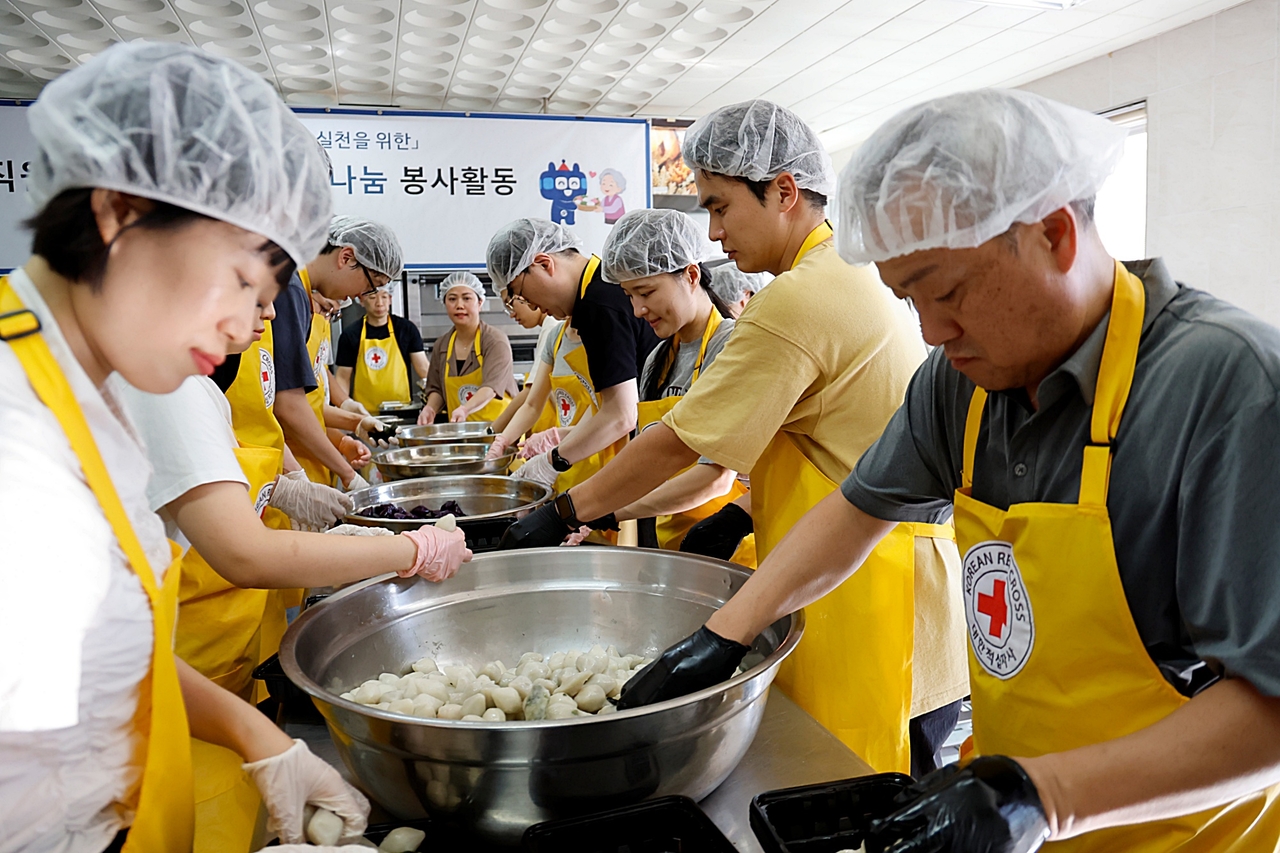 Employees and their families make songpyeon rice cakes to share with vulnerable households