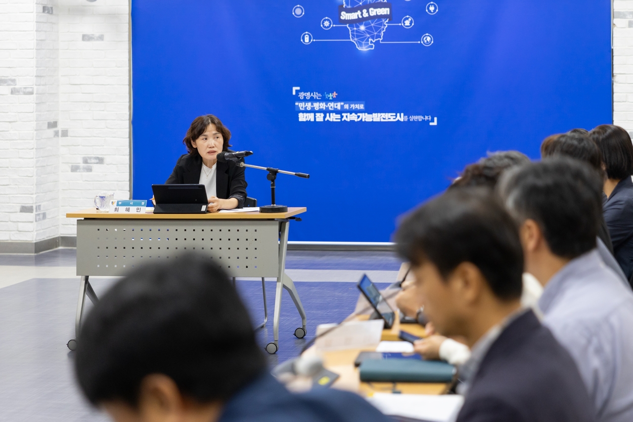 최혜민 광명시 부시장이 21일 오전 시청 중회의실에서 열린 ‘2026년 추석 연휴 종합대책 보고회’를 주재하고 있다.[광명시 제공]