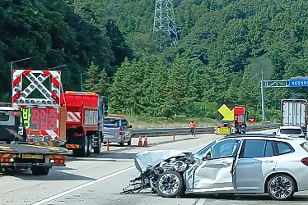 A badly damaged sedan is seen after colliding with a road sweeper on an expressway in Jangseong-gun, Jeonnam-Gwangju, on Aug. 25. The sedan’s driver suffered nonlife-threatening injuries. (Yonhap)