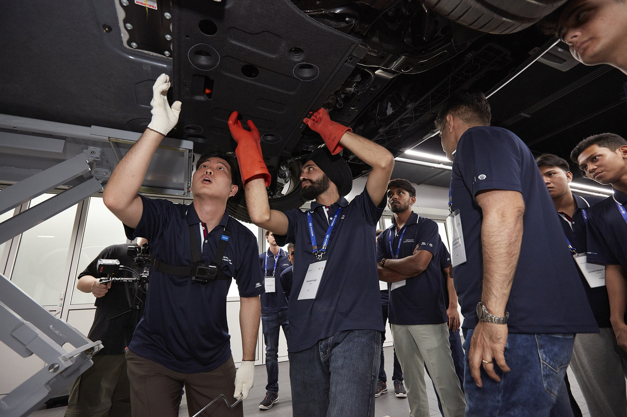 Participants in Hyundai Motor's global service talent invitation program receive electric vehicle maintenance training at the company's Cheonan Global Learning Center. [Hyundai Motor]
