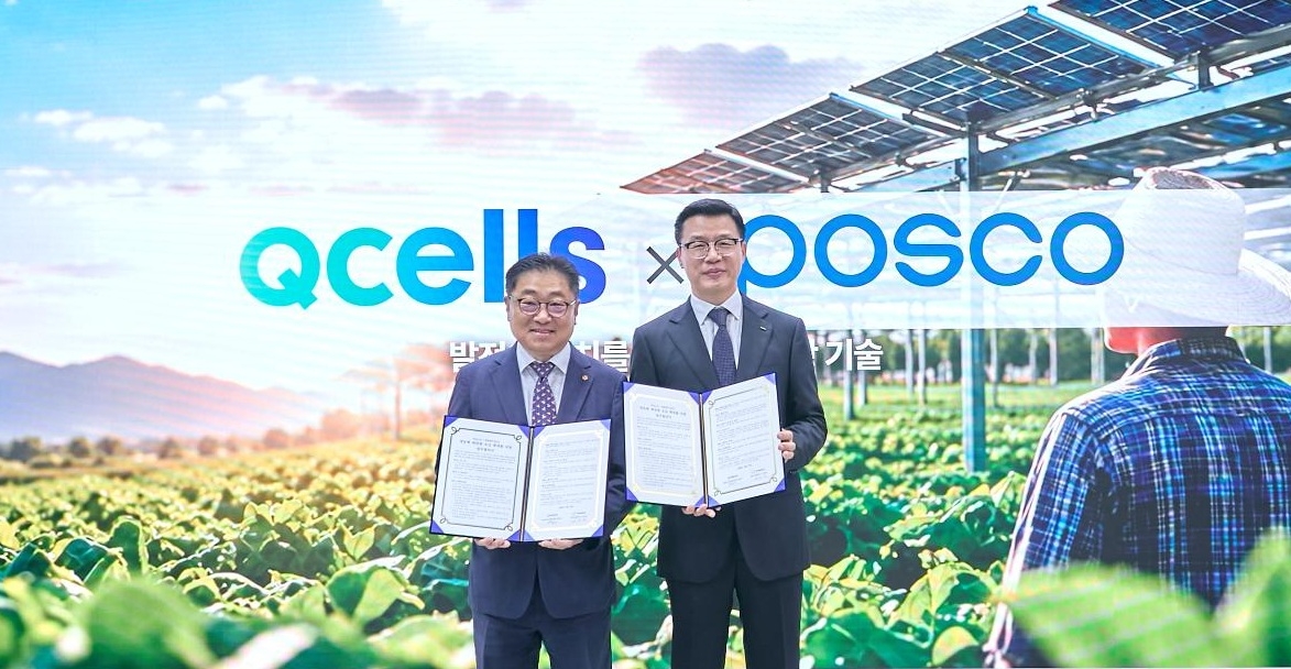 Yu Jae-yeol, left, head of Hanwha Qcells' Korea business division, and Hong Sam-su, head of Posco's cold-rolled and coated steel marketing division, pose for a photo at the MOU signing ceremony. [Hanwha Solutions]