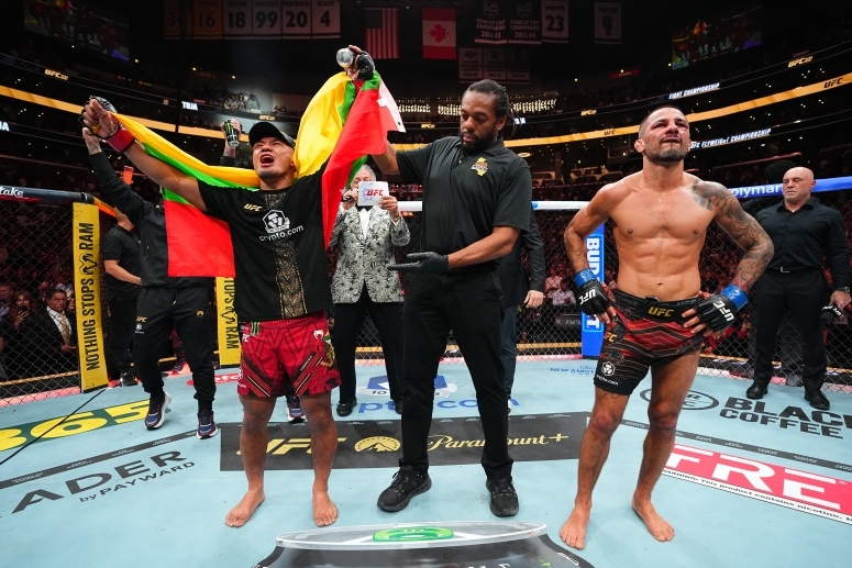 UFC 플라이급 챔피언 조슈아 반(왼쪽)이 도전자 알레샨드리 판토자를 판정으로 꺾고 환호하고 있다. [UFC 제공]