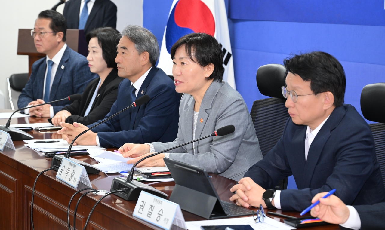 Agriculture, Food and Rural Affairs Minister Song Mi-ryung delivers opening remarks at a ruling party-government policy meeting on the direction of the nationwide farmland survey, held Monday at the National Assembly Members' Office Building in Yeouido, Seoul. To her right is Kwon Chil-seung, policy committee chair of the Democratic Party of Korea, and to her left is Yoon Jun-byeong, who leads the Democratic Party's side on the National Assembly's Agriculture, Food, Rural Affairs, Oceans and Fisheries Committee.