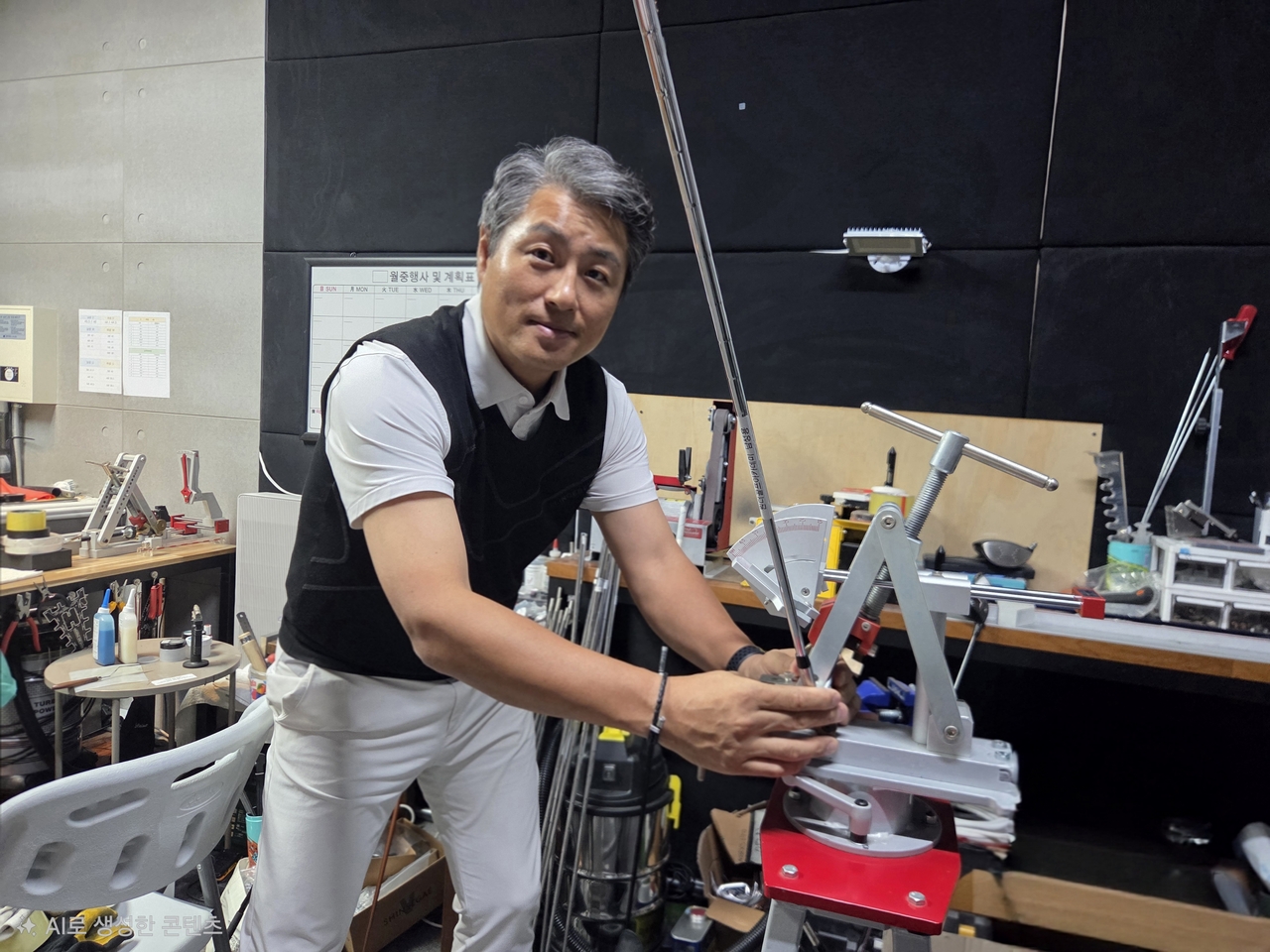 Woo Dong-won fitting an iron club for a student.