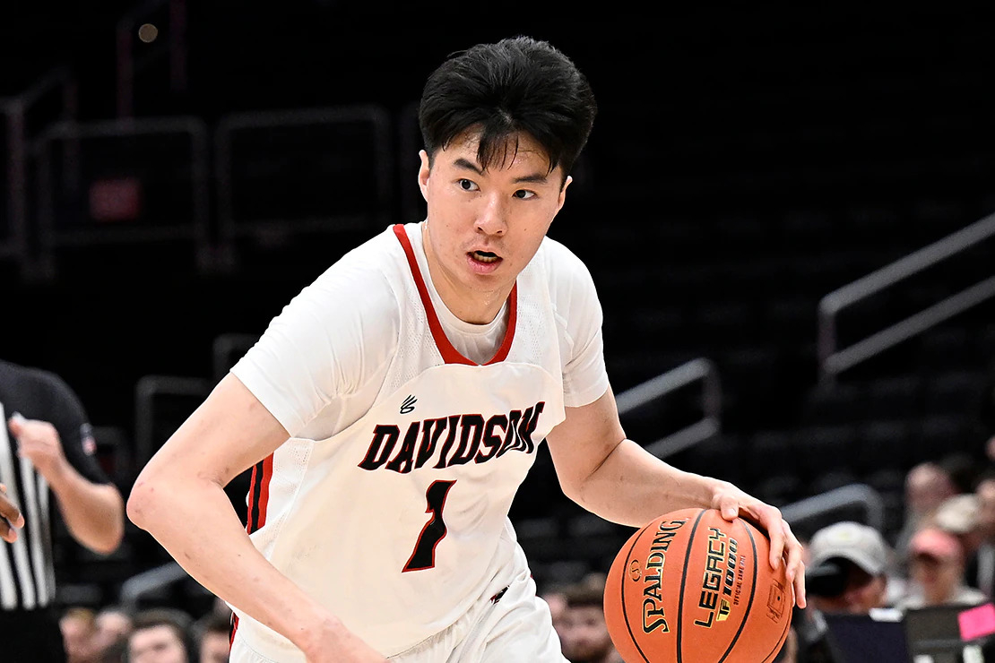 Lee Hyun-jung dribbles on the court during his time at Davidson College. (Getty Images)