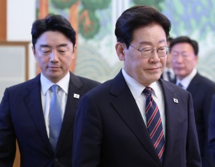 이재명 대통령과 강훈식 비서실장이 21일 청와대에서 열린 수석보좌관회의에 입장하고 있다. 강 실장은 이날 오전 이 대통령에게 사의를 표명했다. [연합]