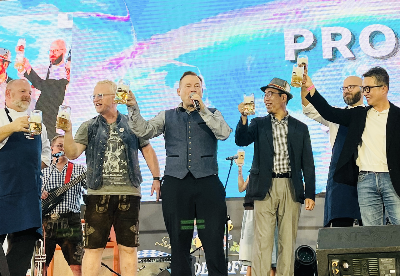 German Ambassador to Korea Georg Schmidt (center) raises a beer stein for a toast with attendees during Oktoberfest Seoul 2026 at Oil Tank Culture Park in Mapo-gu, western Seoul, Sunday. (German Embassy in Seoul)
