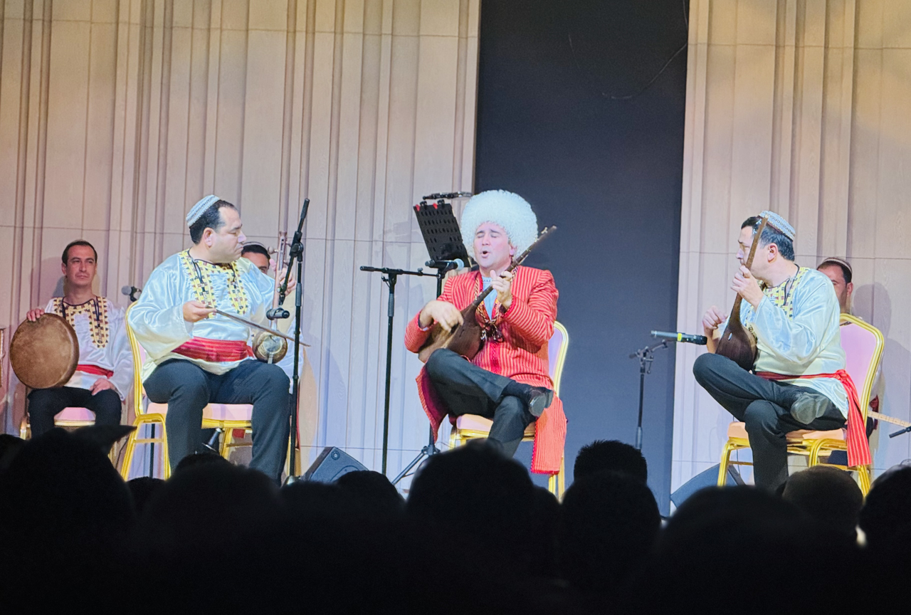 Turkmen musicians in traditional attire, including a white sheepskin telpek hat and embroidered garments, play the dutar, gyjak and doyra during the “Days of Turkmen Culture” at Prugio Art Hall in Jung-gu, central Seoul, on Sept. 17. (Sanjay Kumar/The Korea Herald)