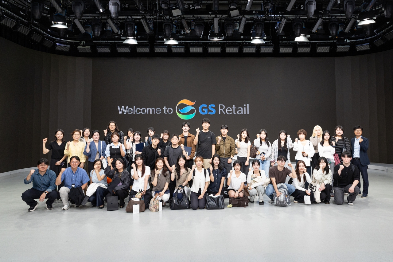 GS Retail presents scholarships and certificates to consumer studies scholarship recipients and offers a home shopping broadcast studio tour at GS Gangseo N Tower in Yeongdeungpo-gu, Seoul, on Friday. [GS Retail]