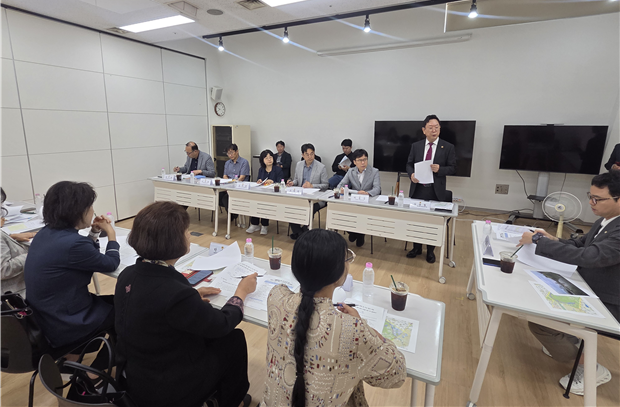김광철 서울시의원이 지난 18일 한성백제박물관에서 열린 올림픽공원 몽촌해자 음악분수 재설치 관계기관 합동회의에서 사업 추진 방안을 논의하고 있다. 서울시의회 제공