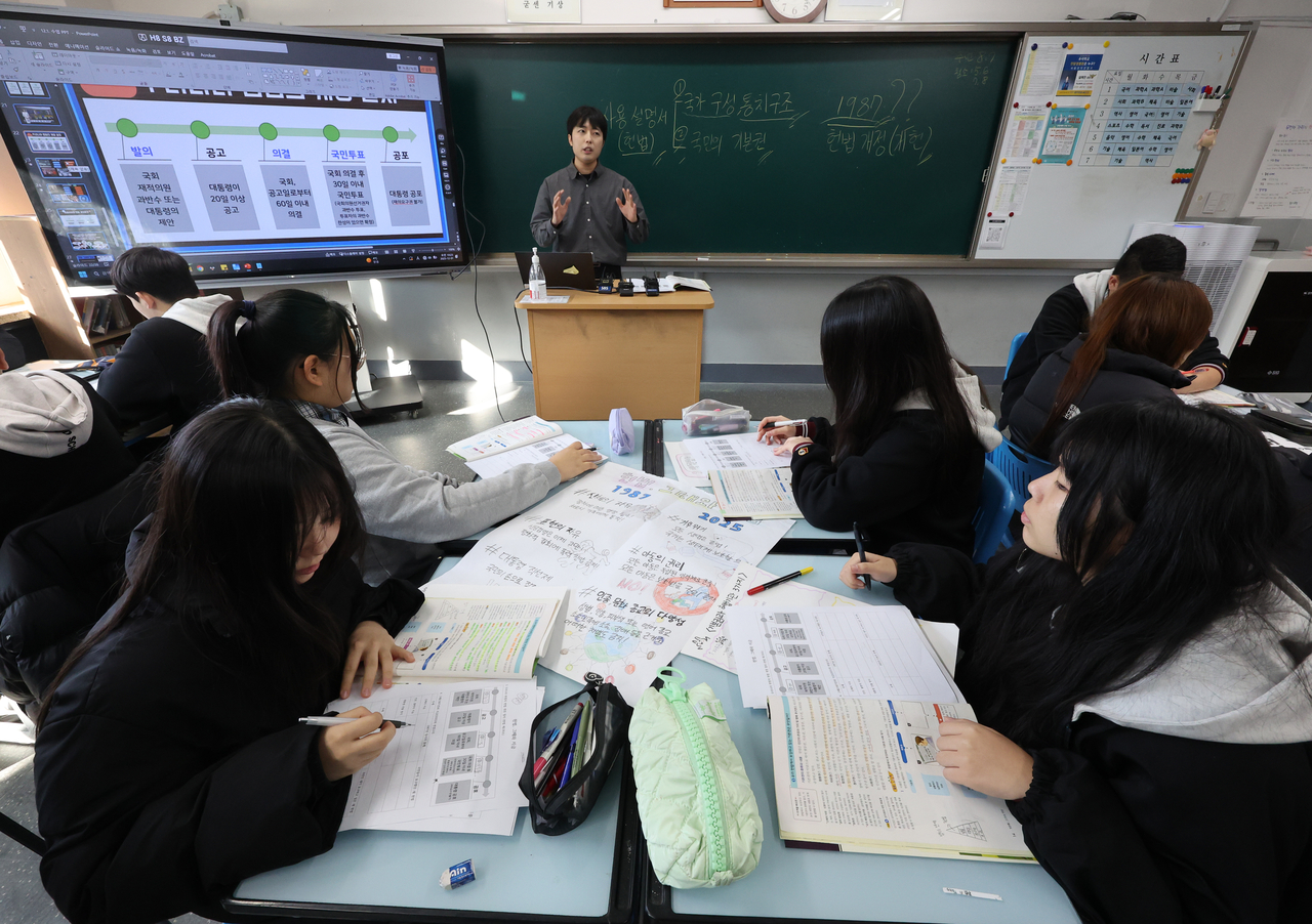 생성형 인공지능(AI)을 이용해 만든 답변을 학교 과제에 그대로 제출한 경험이 있다는 서울지역 중·고등학생이 절반을 넘는다는 조사 결과가 나왔다. 사진은 서울 관악구 난우중학교 3학년 교실. [연합]