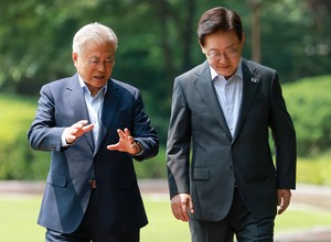 李대통령, 추석 앞두고 文과 통화…국정 현안 의견 교환