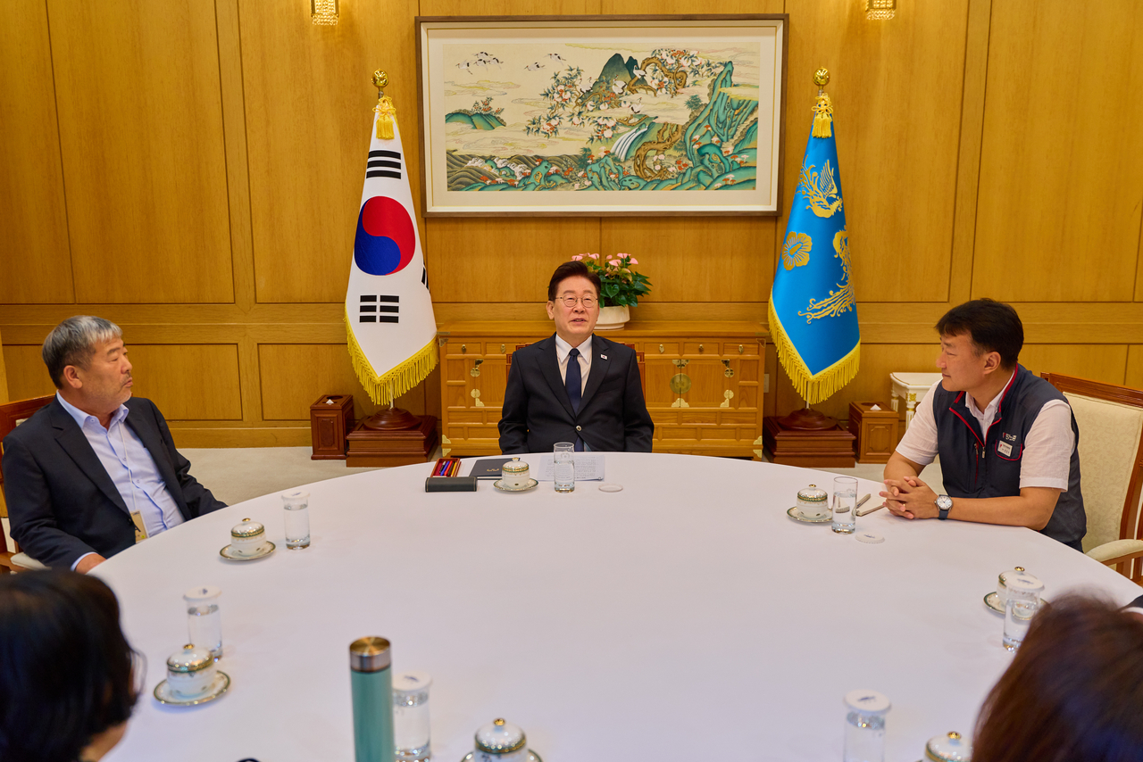 President Lee Jae Myung meets with Federation of Korean Trade Unions Chairman Kim Dong-myung and Korean Confederation of Trade Unions Chairman Yang Kyung-soo for tea at Cheong Wa Dae on Sept. 3. The three discussed the "three mega projects" initiative and the issue of extending the mandatory retirement age. From left: FKTU Chairman Kim Dong-myung, President Lee Jae Myung, KCTU Chairman Yang Kyung-soo. [Cheong Wa Dae]