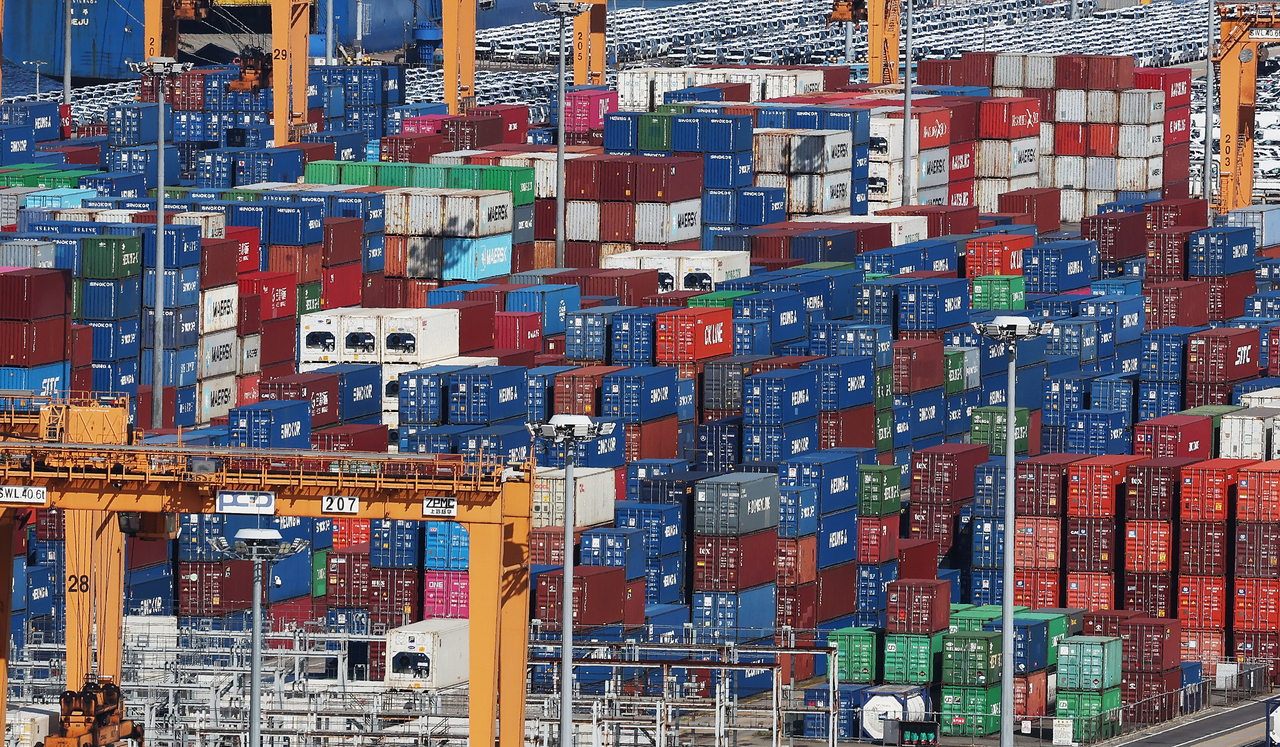 Containers are stacked at Pyeongtaek Port in Pyeongtaek, Gyeonggi Province, on Sept. 6. (Yonhap)