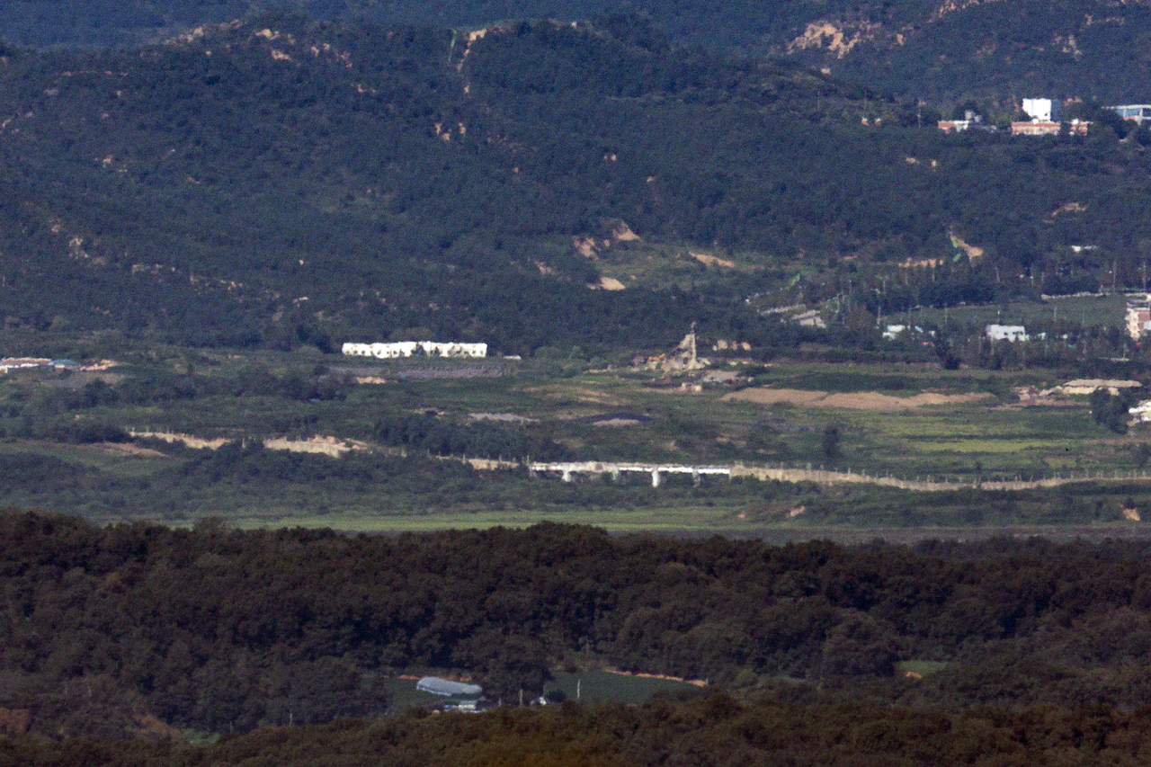서부전선 비무장지대(DMZ)에서 북측이 쌓은 방벽 일대 [연합]