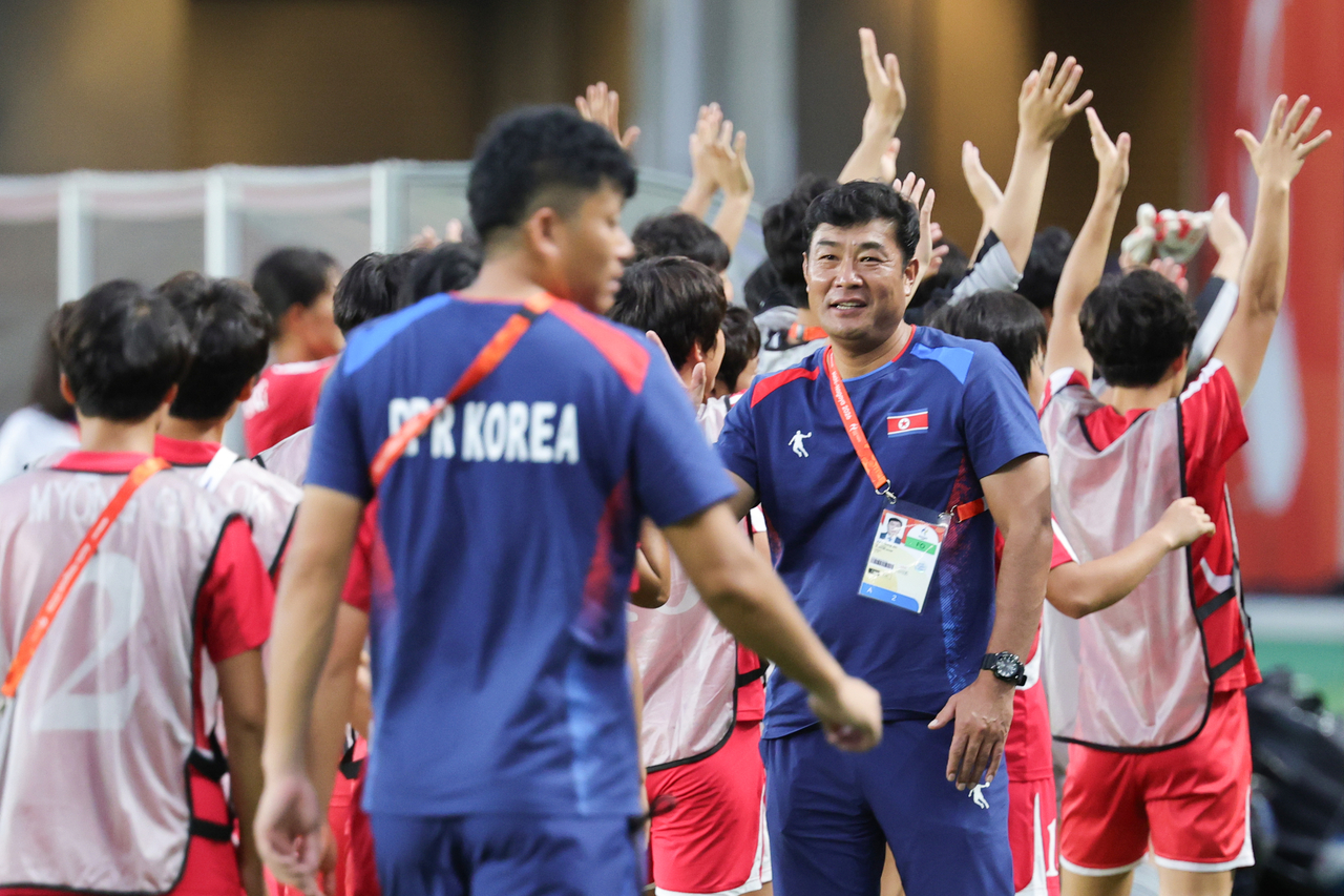 北 감독, ‘남북전’ 질문에 불쾌감…“우린 그냥 축구했다”