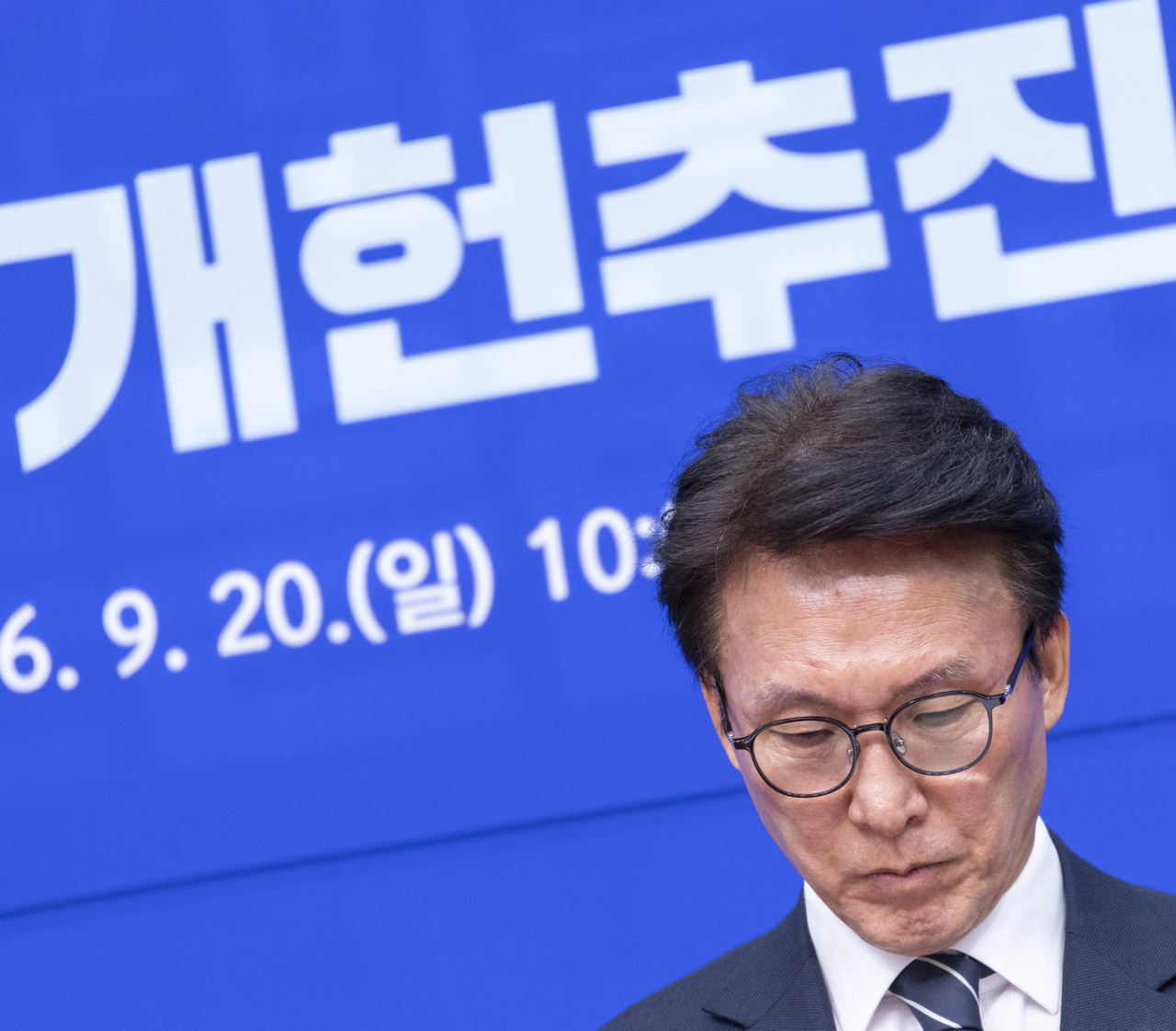 김민석 더불어민주당 대표가 20일 국회에서 열린 개헌추진단 출범 기자간담회에 참석해 생각에 잠겨 있다. [연합]