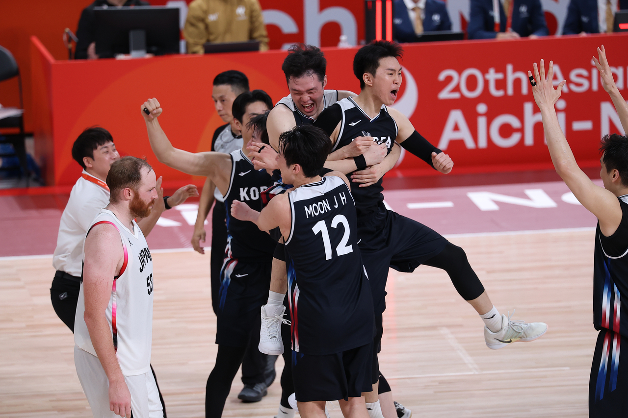 20일 일본 나고야 아이치 인터내셔널 아레나에서 열린 2026 아이치·나고야 아시안게임 남자 농구 결승전 대한민국 대 일본의 경기. 승리를 거둔 대한민국 이현중을 비롯한 선수들이 기뻐하고 있다. [연합]