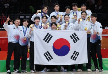 20일 일본 나고야 아이치 인터내셔널 아레나에서 열린 2026 아이치·나고야 아시안게임 남자 농구 시상식. 금메달을 획득한 한국 대표팀이 기념촬영을하고 있다. [연합]