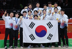“가는 날까지 버스가 안 와”…한국 남자 농구, 아시안게임 금메달 따고도 귀국길 버스 대기 [나고야 AG]