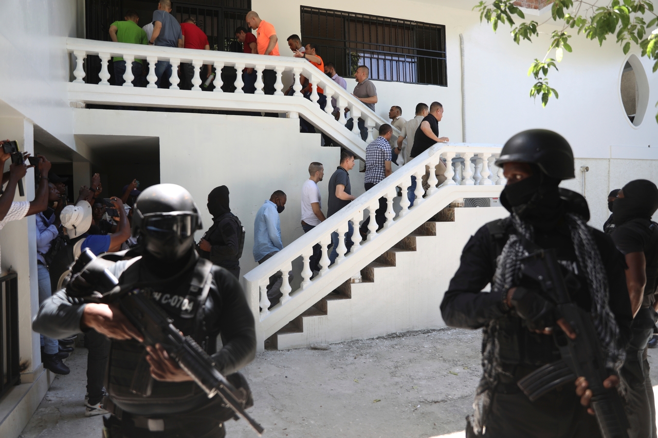 Colombians and Haitians who are accused of involvement in the 2021 assassination of Haitian President Jovenel Moise are escorted in handcuffs to their court hearing in Port-au-Prince, Haiti, May 26, 2025. (AP-Yonhap)