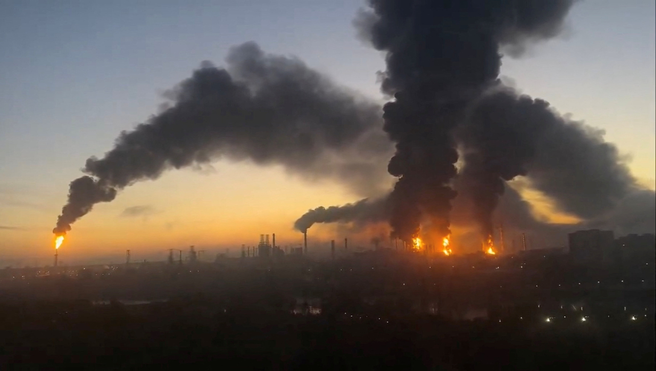 Smoke columns rise after strikes in an oil refinery in Moscow on Sunday. (Reuters-Yonhap)
