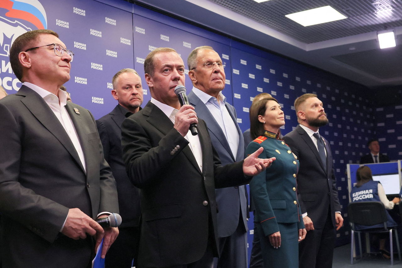 Senior members of Russia's ruling United Russia party, including Deputy Chairman of the Russian Security Council Dmitry Medvedev (third from left), visit the party's headquarters following the announcement of preliminary results of a parliamentary election in Moscow, Sunday. (Reuters-Yonhap)