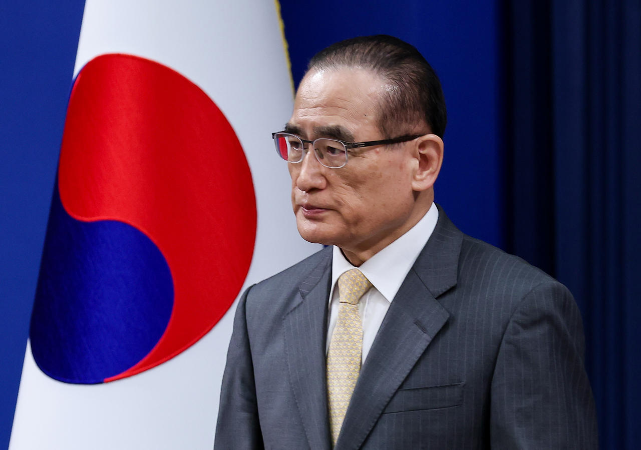National security adviser Wi Sung-lac attends a briefing at Cheong Wa Dae in Seoul on Monday. (Yonhap)