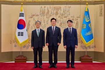 이재명 대통령이 21일 청와대에서 김성수 신임 대법관에게 임명장을 수여한 뒤 기념촬영을 하고 있다. 왼쪽은 조희대 대법원장.  [청와대 제공]