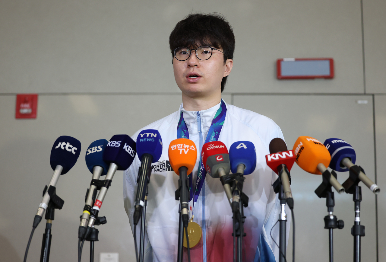 Lee Hyun-jung speaks to the media after arriving at Incheon International Airport on Monday, following South Korea’s gold medal win in the men’s basketball final against Japan at the Aichi-Nagoya Asian Games in Nagoya, Japan, on Sunday. (Yonhap)