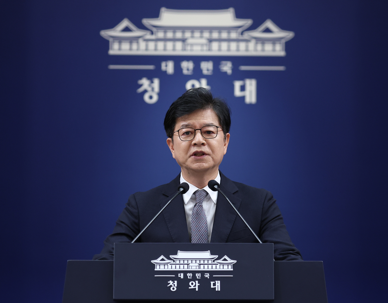 성기홍 홍보수석이 21일 청와대 춘추관에서 강훈식 비서실장 사의 표명 관련 브리핑을 하고 있다.
성 수석은 브리핑을 통해 “강 실장이 오늘 오전 이재명 대통령에게 사의를 표했다”고 밝혔다. [연합]