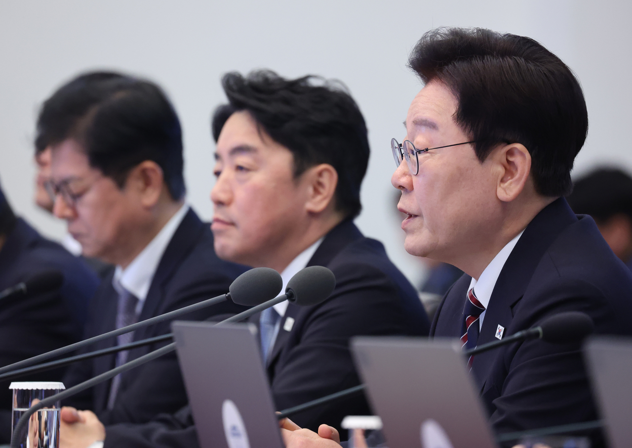 이재명 대통령이 21일 청와대에서 수석보좌관회의를 주재하고 있다. [연합]