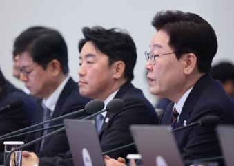 이재명 대통령이 21일 청와대에서 수석보좌관회의를 주재하고 있다. [연합]