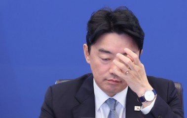 Top Lee aide offers resignation, as pressure mounts on ruling bloc