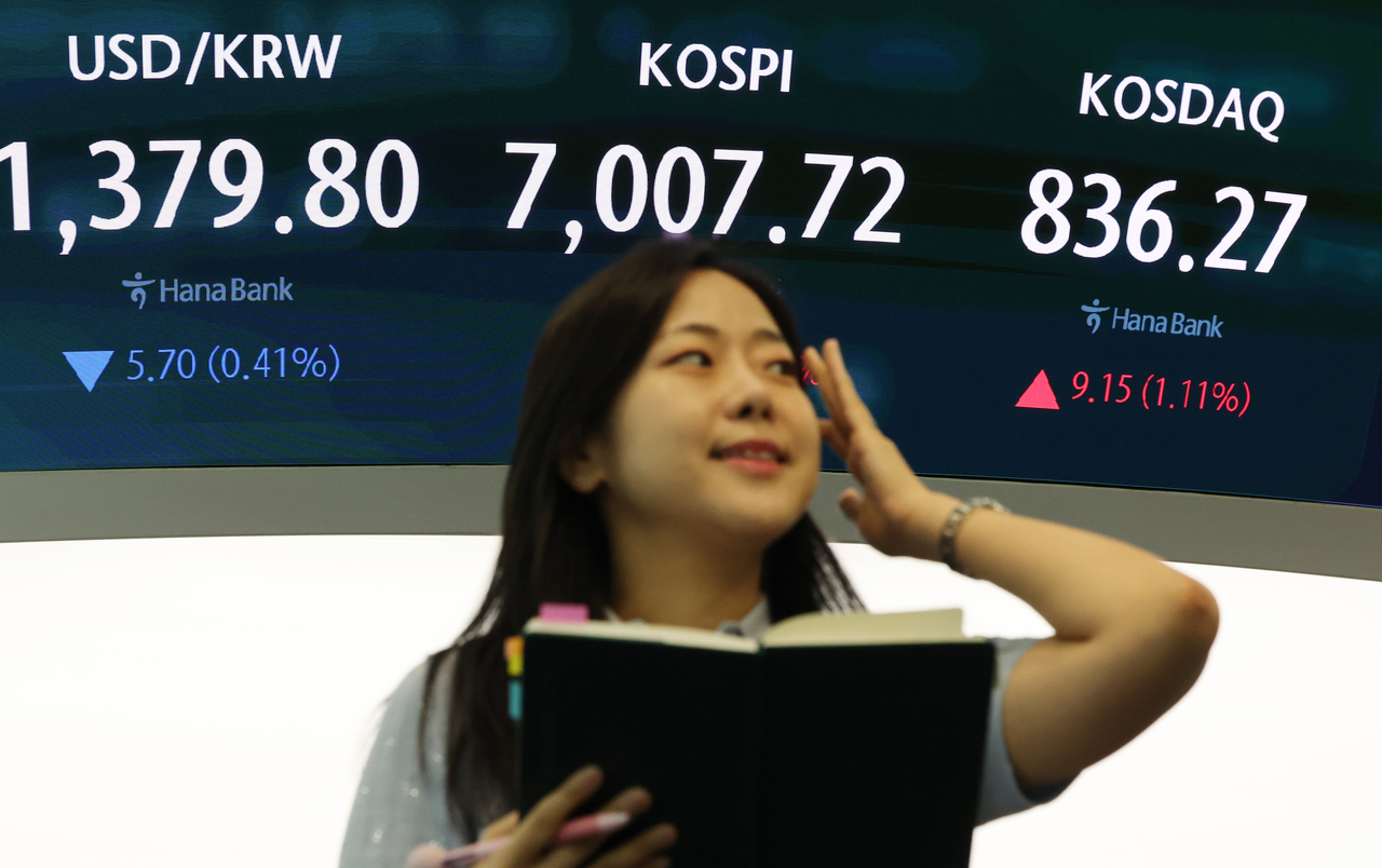 21일 서울 중구 하나은행 딜링룸에서 직원이 업무를 보고 있다. [연합]