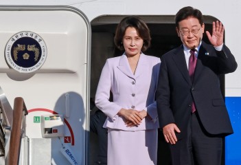 유엔총회 참석과 멕시코 국빈 방문을 위해 출국하는 이재명 대통령과 김혜경 여사가 21일 성남 서울공항 공군 1호기에서 환송객에게 인사하고 있다. [연합]