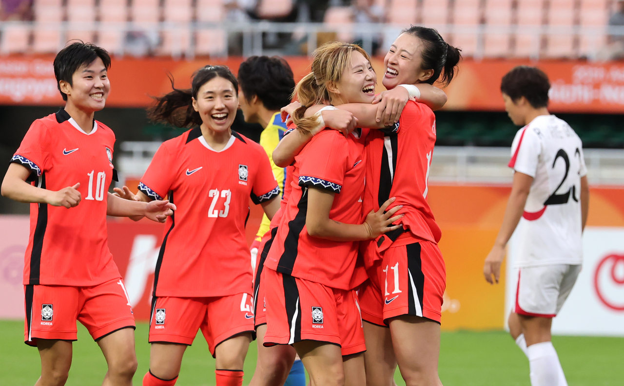 South Korea’s Yoon Su-jeong celebrates with her teammates after scoring the equalizer against North Korea during a women’s soccer group-stage match at Shizuoka Stadium Ecopa in Fukuroi, Shizuoka Prefecture, Japan, on Monday. (Yonhap)