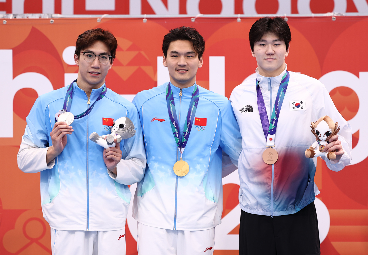 21일 도쿄 아쿠아틱스 센터에서 열린 2026 아이치·나고야 아시안게임 수영 남자 50m 개인 배영 결승에서 동메달을 획득한 한국 윤지환이 메달을 들고 포즈를 취하고 있다. [연합]