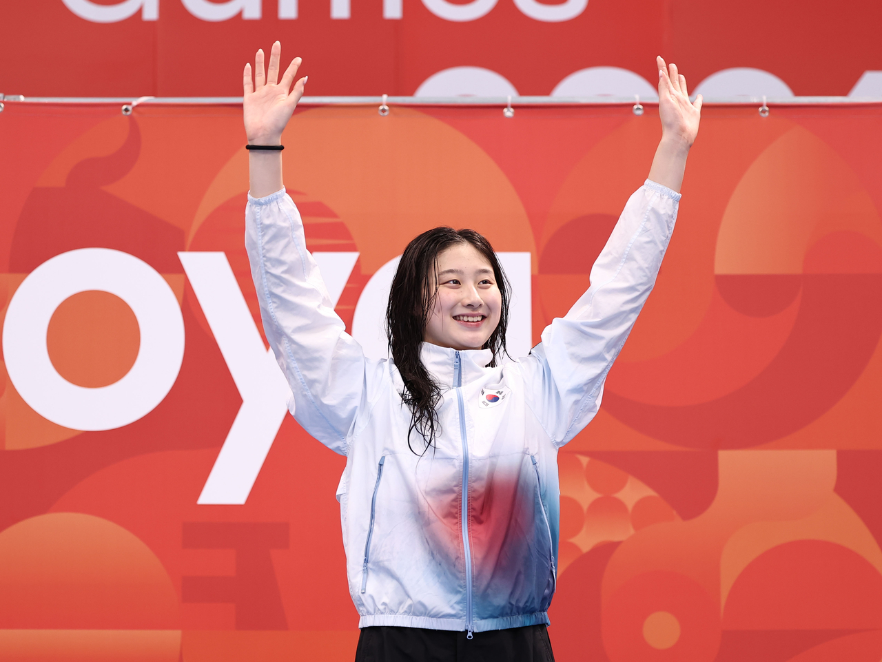 21일 도쿄 아쿠아틱스 센터에서 열린 2026 아이치·나고야 아시안게임 수영 여자 50m 개인 배영 결승에서 동메달을 획득한 한국 김승원이 시상대에 올라 기뻐하고 있다. [연합]