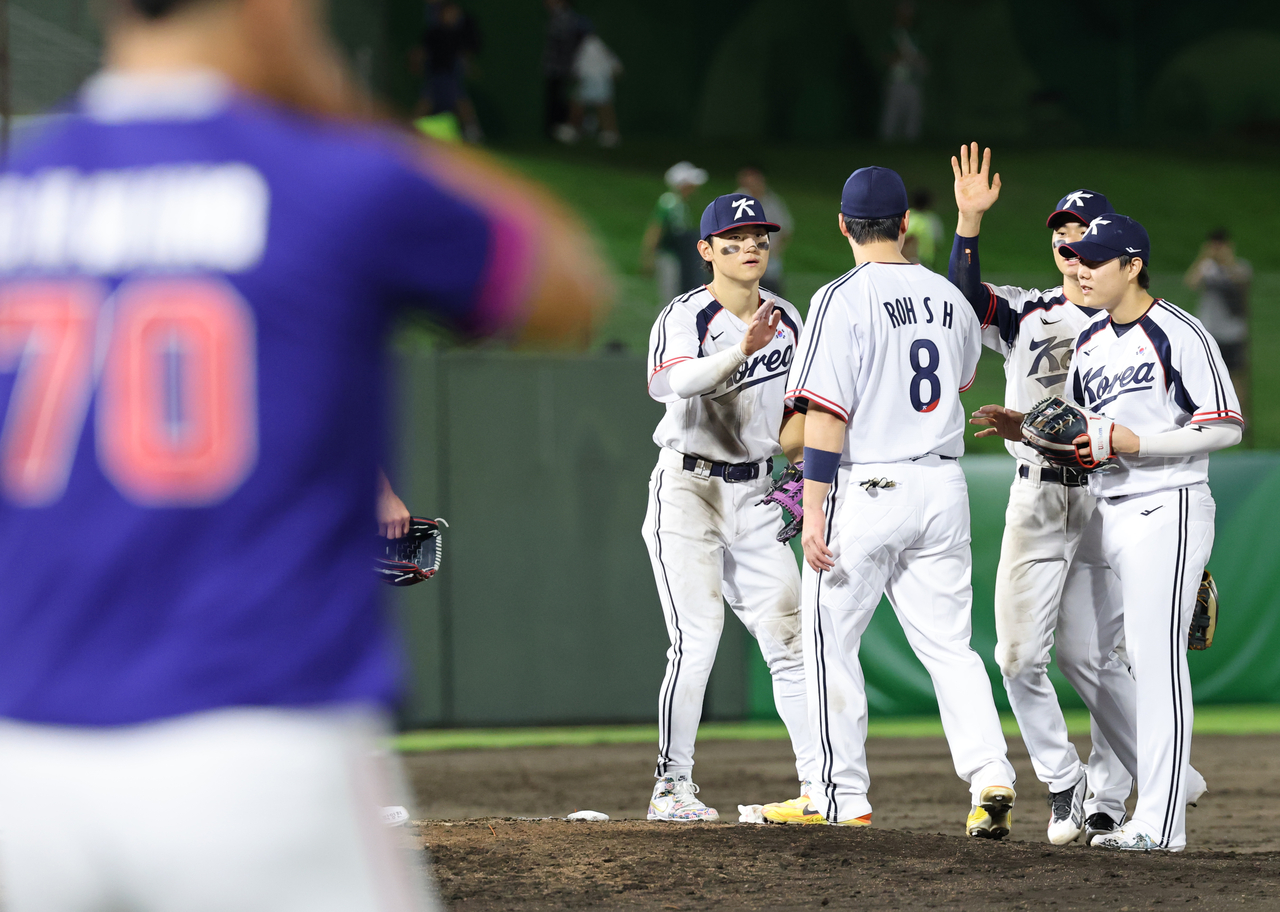 South Korean men's baseball team players celebrate the 5-0 victory against Chinese Taipei in Okazaki, Aichi on Monday. (Yonhap)