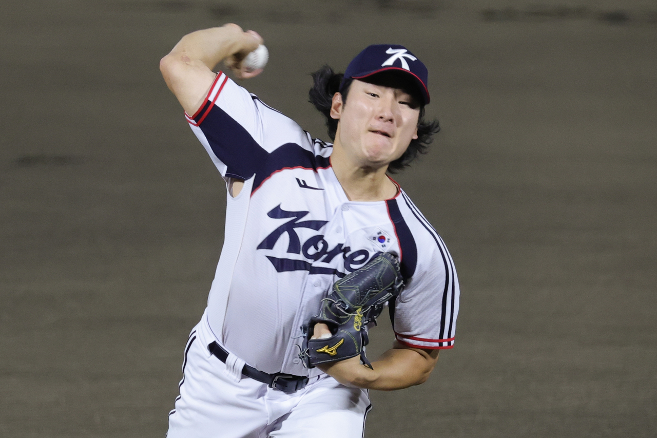 Gwak Been throws a pitch in South Korea's group match against Chinese Taipei in Okazaki, Aichi on Monday. (Yonhap)