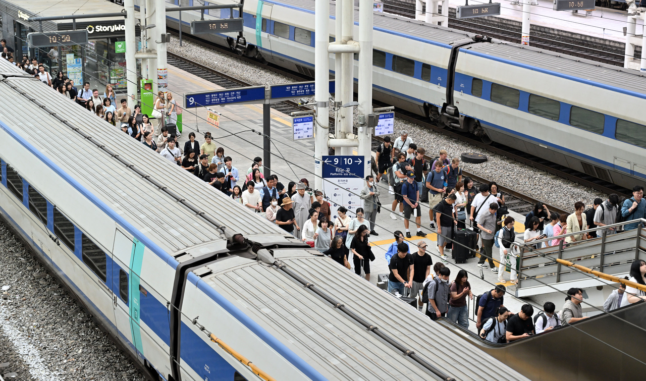 Passengers disembark from a KTX train at Seoul Station in Jung-gu, Seoul, on Aug. 28. Photo by Lim Se-jun