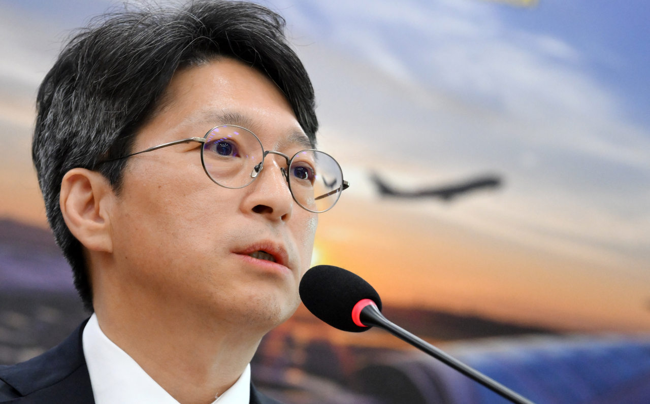 New land minister Hong takes office, vows to accelerate 1.35 million housing units