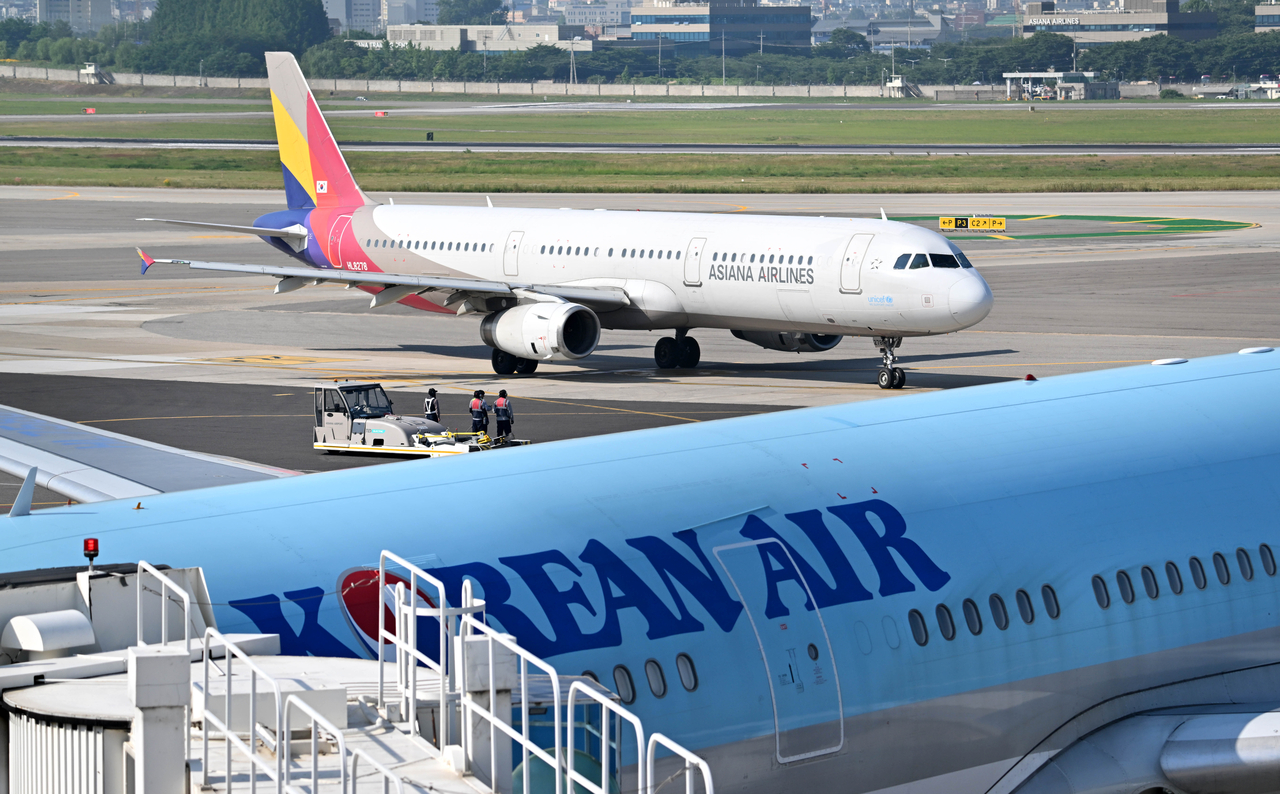 서울 강서구 김포국제공항 활주로에 대한항공과 아시아나항공 여객기가 주기돼 있다. 임세준 기자