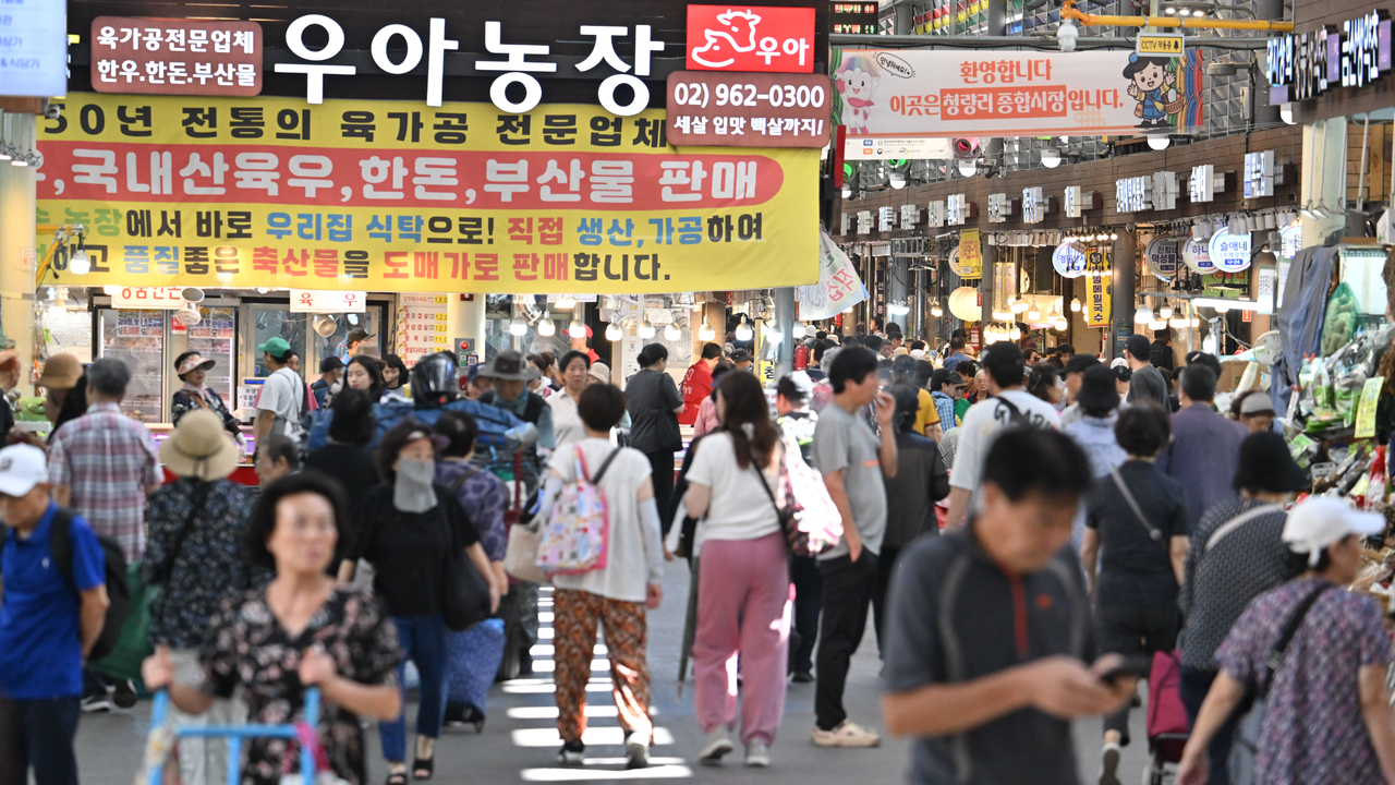 서울 동대문구 경동시장이 장을 보러온 시민들로 붐비고 있다. 임세준 기자