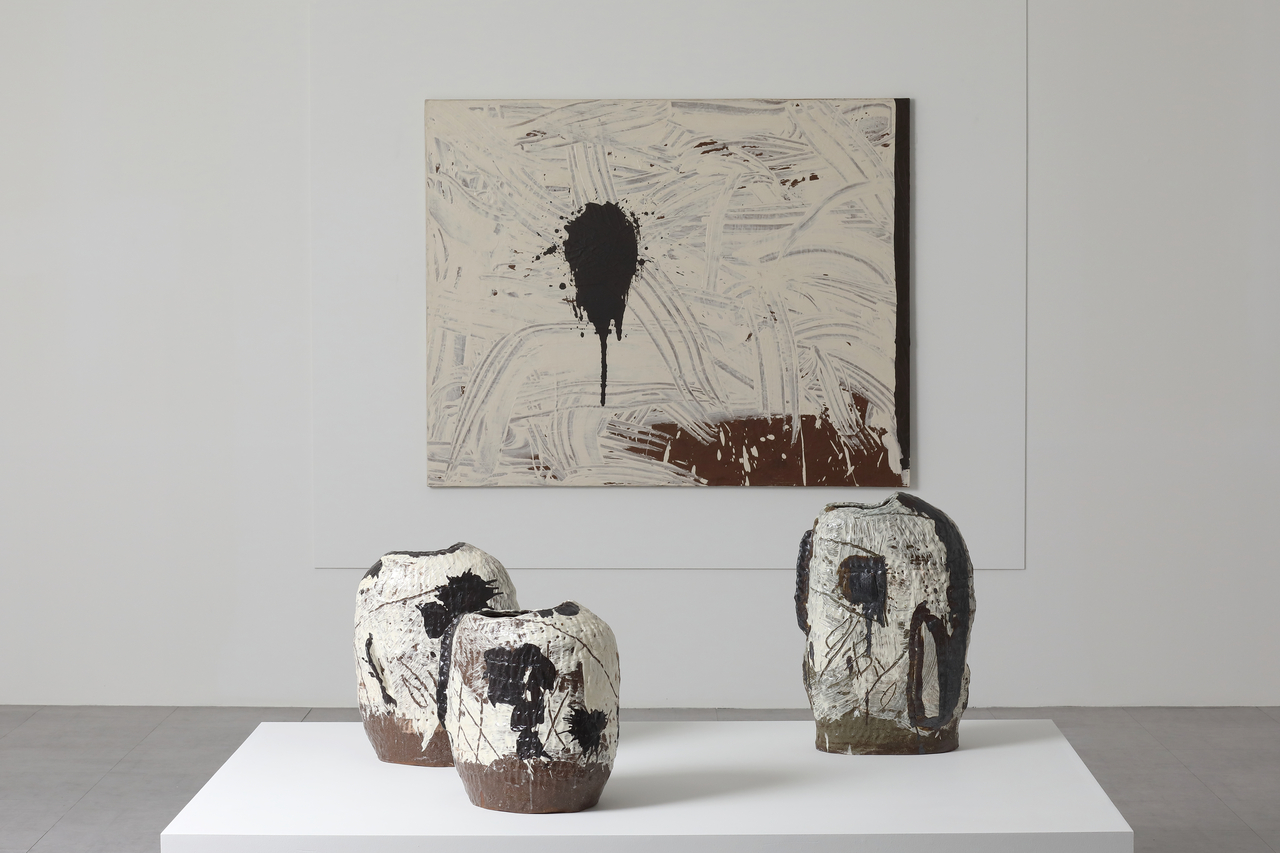 Acrylic painting "Untitled" and three pieces of Buncheong With Underglaze Iron, by Ree Soo-jong, are displayed at the Gyeonggi Museum of Ceramic Design in Yeoju. (Gyeonggi Ceramics Biennale 2026)