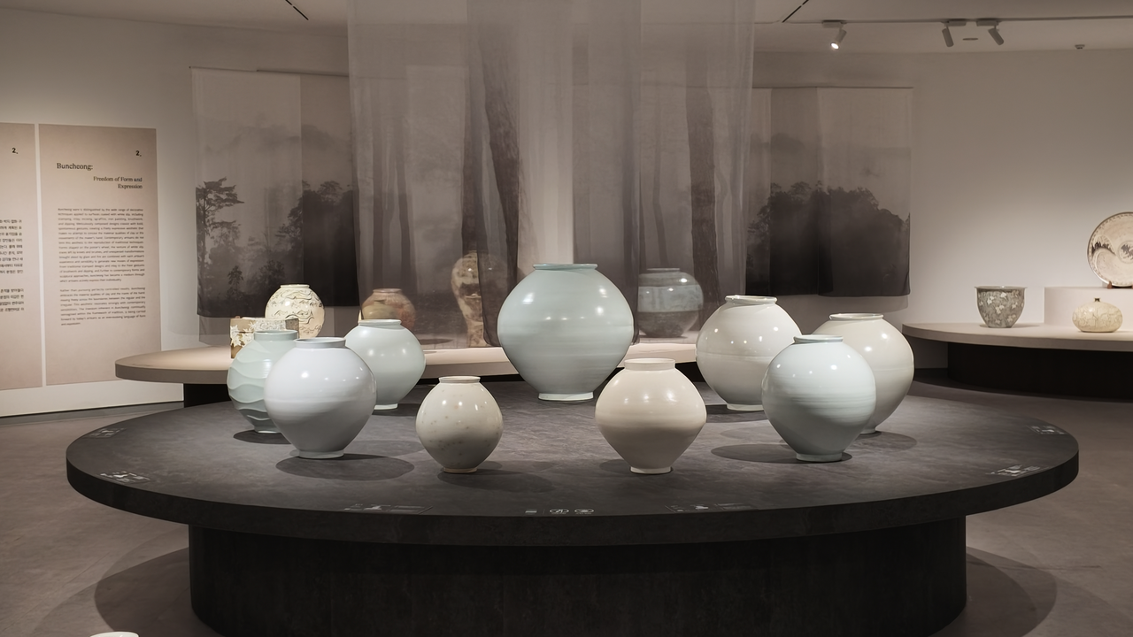 White porcelain moon jars are displayed at the "Living Legacy: Masters of Korean Ceramics Today" exhibit at the Gyeonggi Ceramic Museum in Gwangju. (Cha Min-jung/The Korea Herald)