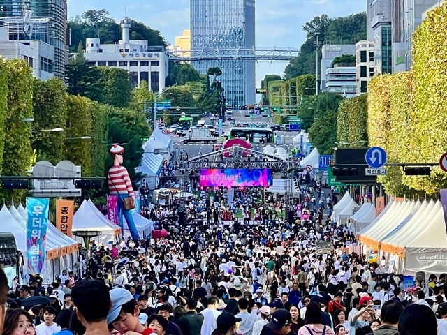 ‘2026 서리풀뮤직페스티벌’이 열린 19일 서울 서초구 반포대로. 공연을 즐기는 시민들고 가득차 있다.[서초구 제공]