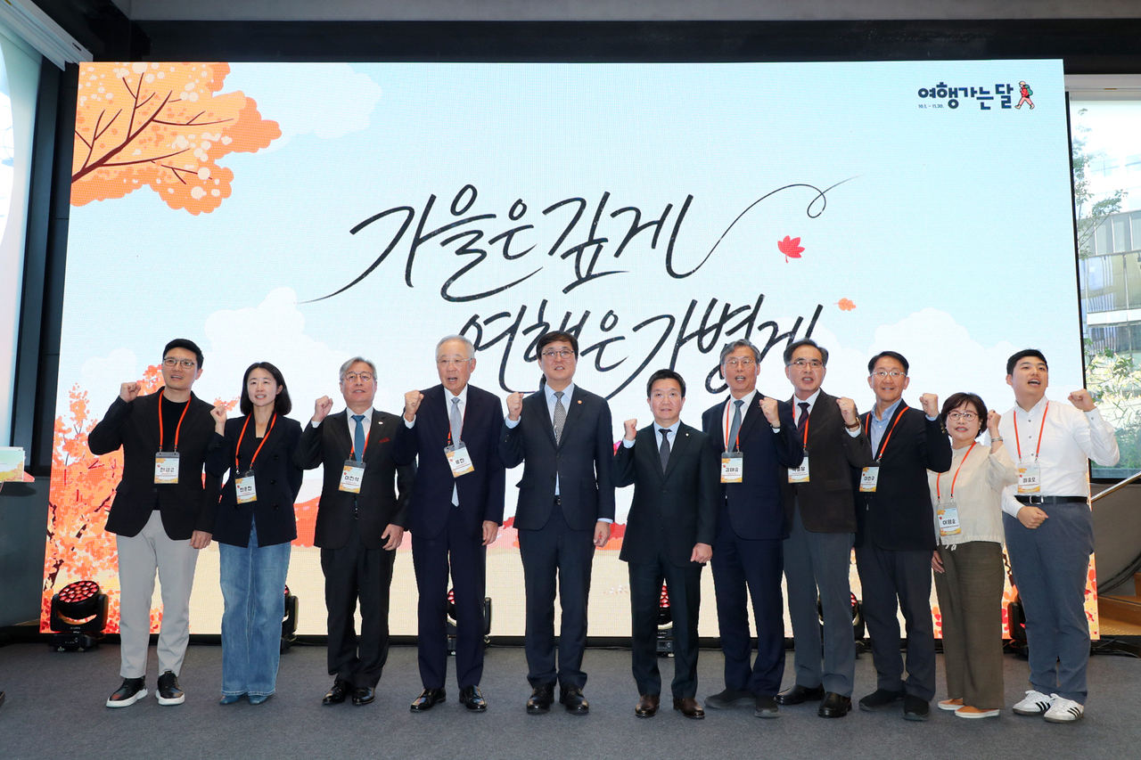 류진(왼쪽 네번째) 한국경제인협회 회장과 최휘영(왼쪽 다섯번째) 문화체육관광부 장관을 비롯한 관계자들이 이달 15일 KT&G 상상플래닛에서 열린 ‘여행가는 달 캠페인 선포식’에 참석해 기념 촬영을 하고 있다. [한국경제인협회 제공]